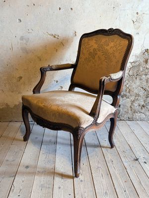 une chaise qui se trouve dans le coin d'une pièce