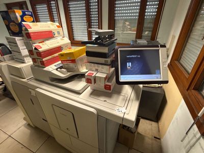 un ordinateur portable posé sur une imprimante