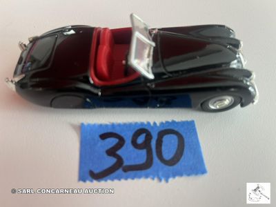 une petite voiture miniature sur laquelle est accrochée une étiquette de prix