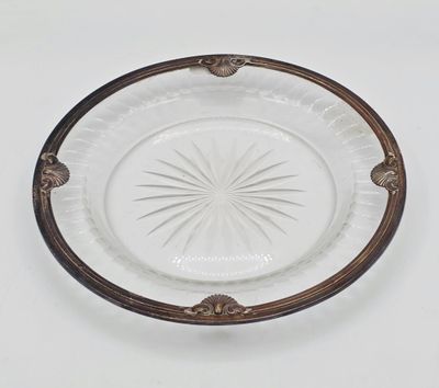 une image représentant une plaque de verre ornée d'un motif décoratif
