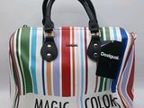 un sac multicolore muni d'une étiquette