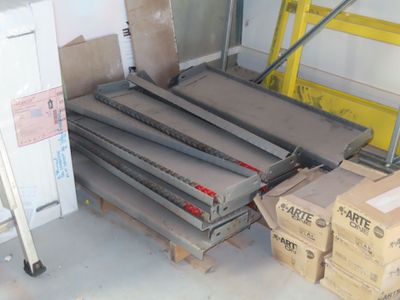 une pile de cartons empilés les uns sur les autres sur une palette dans un garage