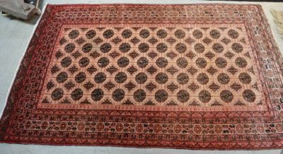 un tapis posé au sol, au milieu d'une pièce où se trouve une chaise