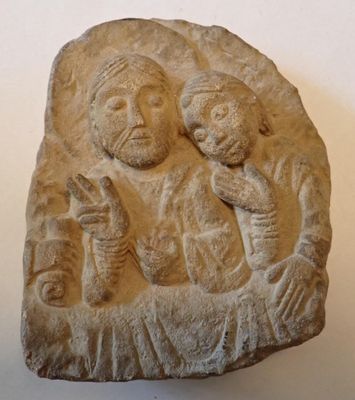 une image représentant un relief en pierre représentant un homme et une femme