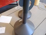 une table sur laquelle se trouvent un vase et quelques papiers