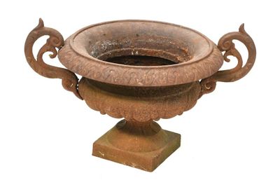 un grand vase en pierre muni d'une anse et posé sur un socle