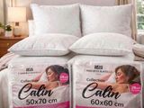 deux oreillers empilés l'un sur l'autre sur un lit