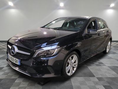 la mercedes cla est garée sur le sol en damier d'un garage
