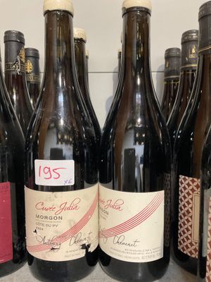 des bouteilles de vin sont alignées sur une étagère dans un magasin