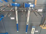 de nombreux types d'outils différents exposés dans un magasin