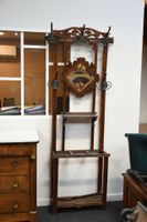 Vestiaire en bois teinté foncé d'un miroir losangique à patè…