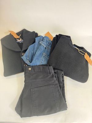 un tas de vêtements et un portefeuille posés sur une table