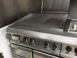une grande cuisinière et un four en acier inoxydable dans une cuisine