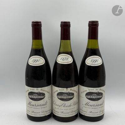 trois bouteilles de vin posées sur une table blanche