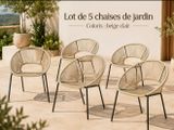 quatre chaises disposées sur une terrasse devant un mur blanc