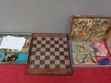 une table sur laquelle se trouvent un échiquier et d'autres jeux