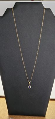 gros plan d'un collier sur un mannequin posé sur une table