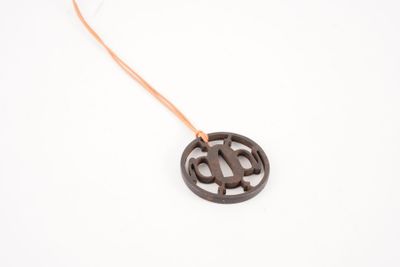 un gros plan d'un collier orné d'un signe « $ »