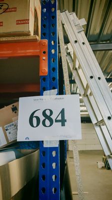 une pancarte sur laquelle est inscrit « 644 », posée sur une étagère dans un entrepôt