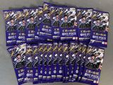 une pile de cartes à collectionner « un contre un » posée sur une table