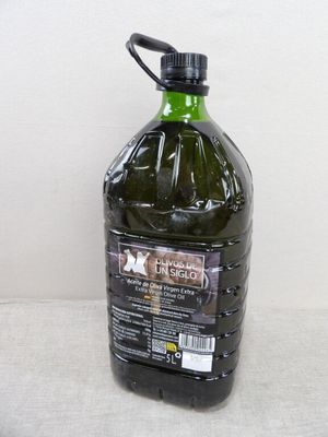 une bouteille d'huile d'olive posée sur une table