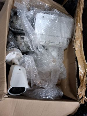 une boîte en carton contenant un certain nombre d'objets