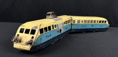un petit train posé sur une table