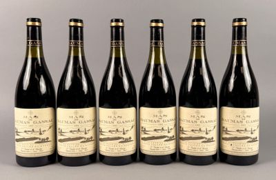 six bouteilles de vin sont alignées dans une rangée