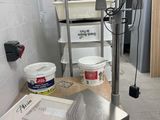 une photo d'une balance de cuisine à côté d'un seau de peinture