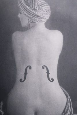 une photo en noir et blanc d'une femme avec un tatouage représentant un violon dans le dos