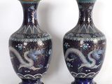 une paire de vases bleus ornés de motifs de dragons sur fond blanc