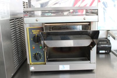 une photo d'un four grille-pain dont la porte est ouverte