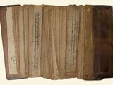 plusieurs vieux livres sont empilés sur une table