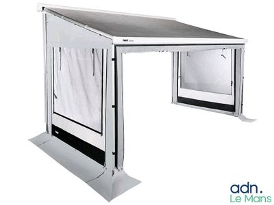 une photo d'une table en métal sur laquelle est posé un rideau