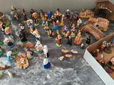 beaucoup de figurines qui se trouvent sur la table