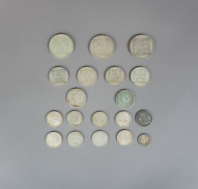 beaucoup de pièces qui sont sur la table