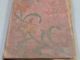 un vieux livre orné d'un motif floral