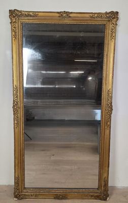 un miroir posé sur le sol d'une pièce