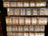 livres empilés sur une étagère dans une pièce