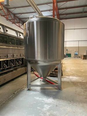 une grande cuve métallique installée au milieu d'une usine