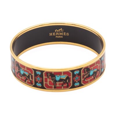 gros plan d'un bracelet sur fond blanc