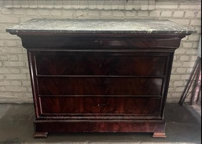 une commode en marbre dans une pièce