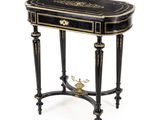 une table noire et dorée sur laquelle est posé un oiseau
