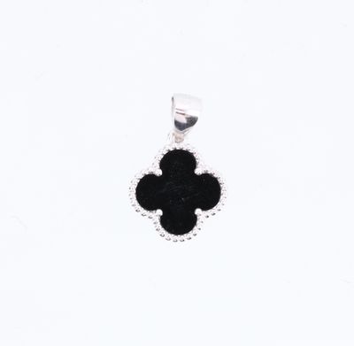 un gros plan d'un pendentif noir et blanc sur fond blanc