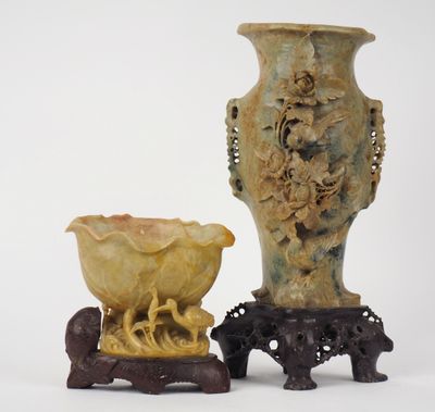 deux vases posés l'un à côté de l'autre sur une table