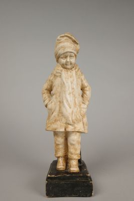 figurine en ivoire sculpté représentant un garçon coiffé d'un turban