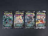 trois paquets de cartes à collectionner Pokémon posés sur une table