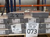 une grande pile de cartons sur une palette dans un entrepôt