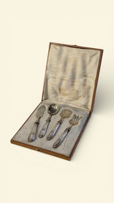 Service à entremets en métal argenté à décor ciselé sur les …