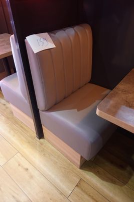 une cabine équipée d'une table et de deux chaises